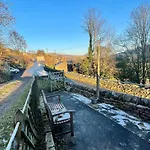Joyces Cottage, 2 Brown Hill 펜션 *