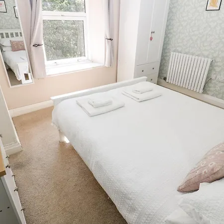 Joyces Cottage, 2 Brown Hill 펜션 *